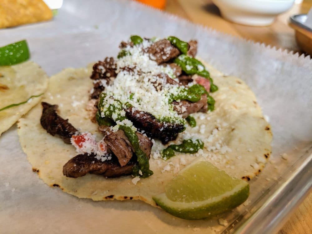 <b>Tuza Taco</b>
<br>Dirección: 1523 Howell Mill Rd. Atlanta, GA. 30318
<br>Teléfono: (404) 343-4088
<br>Sitio web: 
<a href="https://www.tuzataco.com">https://www.tuzataco.com</a> 
<br>
<b><a href="https://www.yelp.com/map/tuza-taco-atlanta">Cómo llegar</a></b>
<br>
<br>Una usuaria de Yelp dijo: “Tuza es uno de nuestros lugares favoritos absolutos en West Midtown. Son un servicio de mostrador, así que pides en el garaje de la parte de atrás y luego te sientas donde quieras y te traerán la comida. Tienen una impresionante terraza cubierta, un patio y pequeñas cabinas individuales al aire libre para usar, así como asientos en el interior en la parte de arriba. Siempre sacan la comida súper rápido y todo está delicioso”.