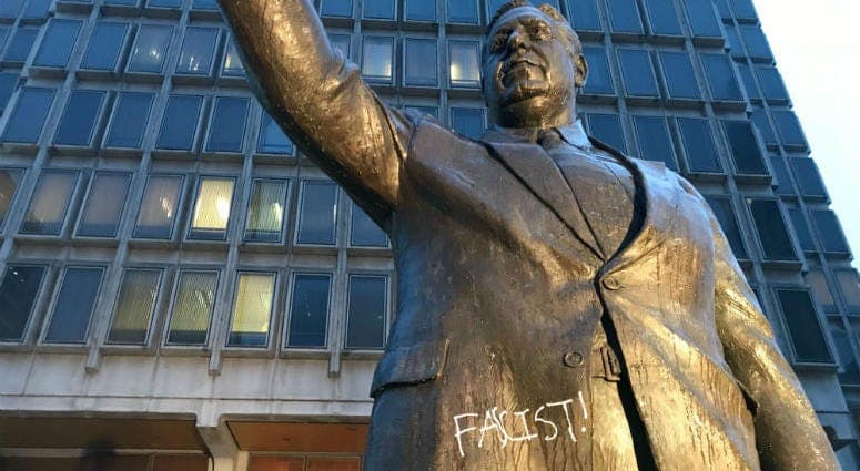 Estatua de Frank Rizzo blanco de vandalismo, escriben "fascista" con pintura en aerosol en la chaqueta