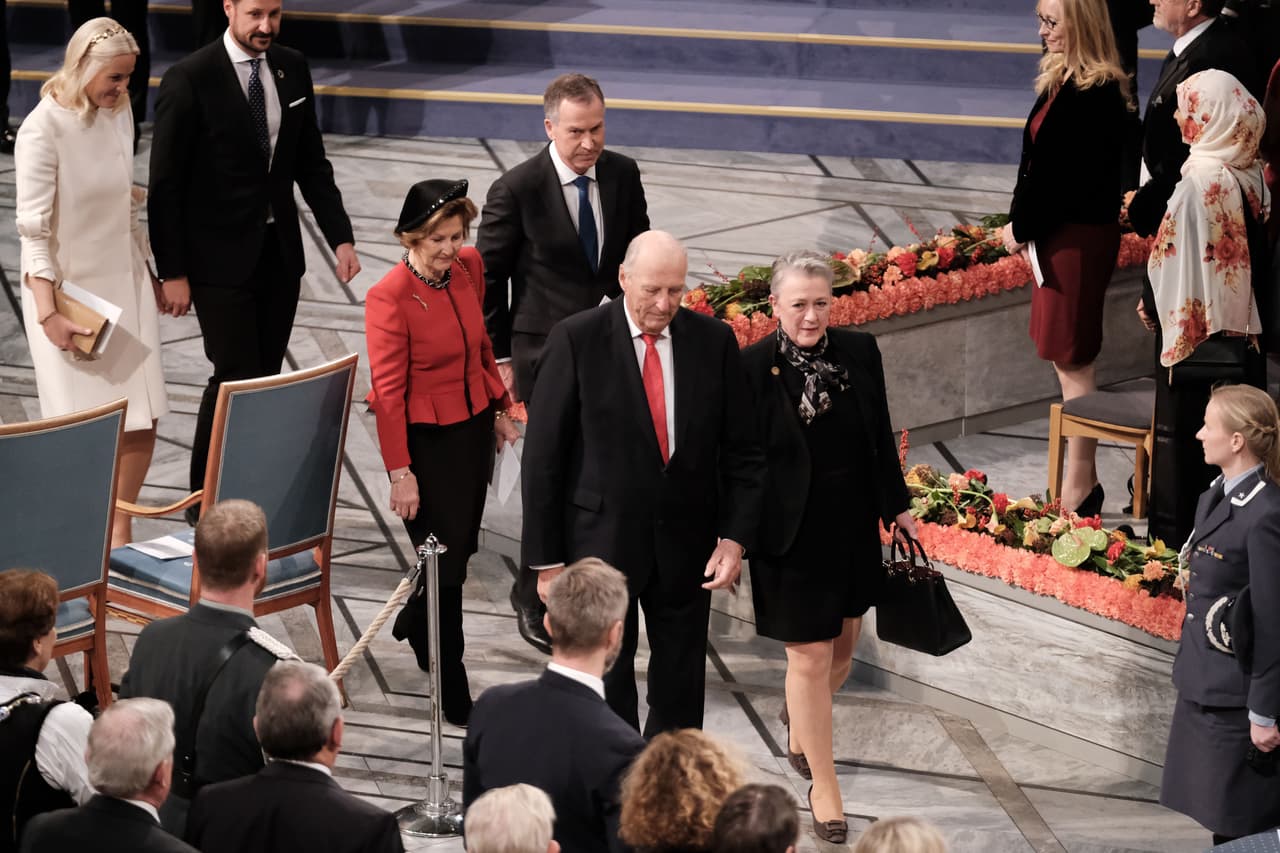 Diversas personas mostraron su apoyo a la familia de Behn, al encender velas en la iglesia de la población de Lommedalen, el puerto de Moss y Slottsplassen en Oslo, sitios de Noruega donde Behn creció. "Ha sido cálido experimentar la compasión de muchas personas y verlas encender velas en la Plaza del Palacio", reconoció el rey Harald.
<br>