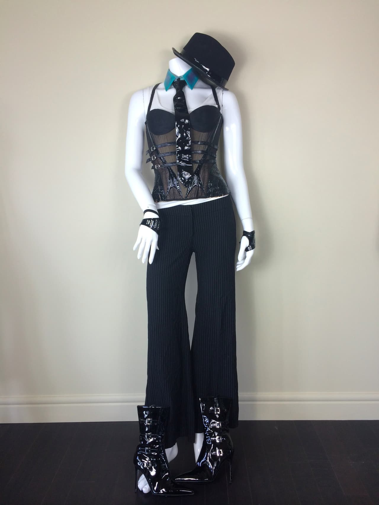 Este fue el que Britney Spears usó en el video 'Me Against the Music', que grabó con Madonna. Las piezas, según la coleccionista canadiense, no tienen tamaño, pero estima son talla chica o extra chica.