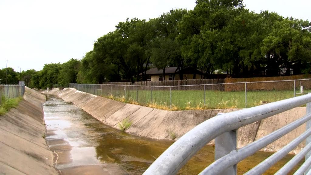 Muere una mujer, tras ser arrastrada por la corriente de un arroyo en Lewisville