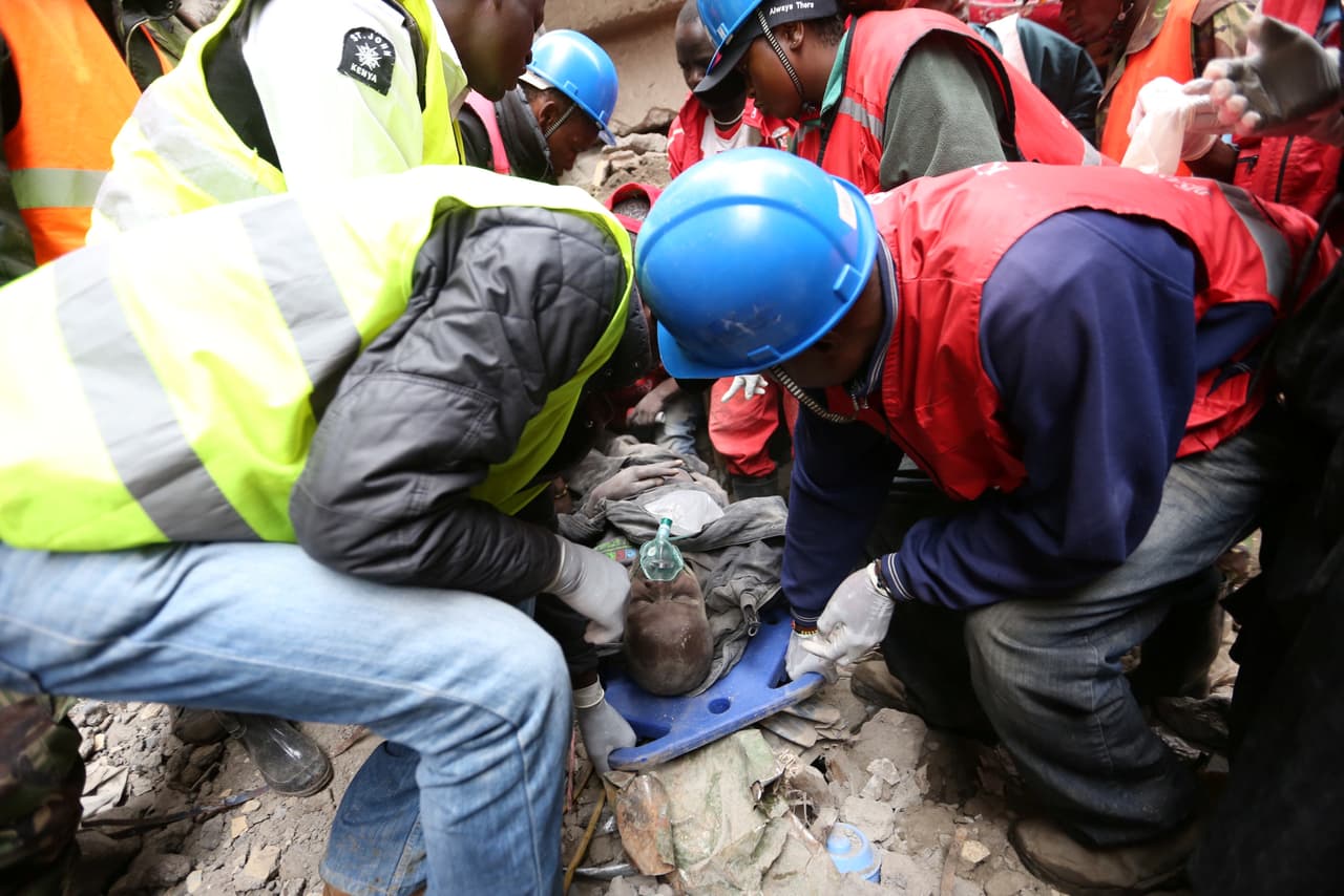 Paramédicos rescatan a un hombre entre los escombros. Foto de Reuters.