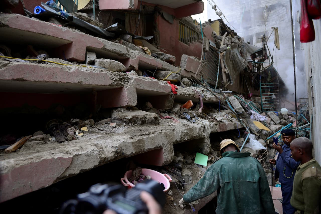 Rescatistas buscan entre el concreto apilado tras el colapso de la edificación. Foto de Harman Kariuki para Reuters.