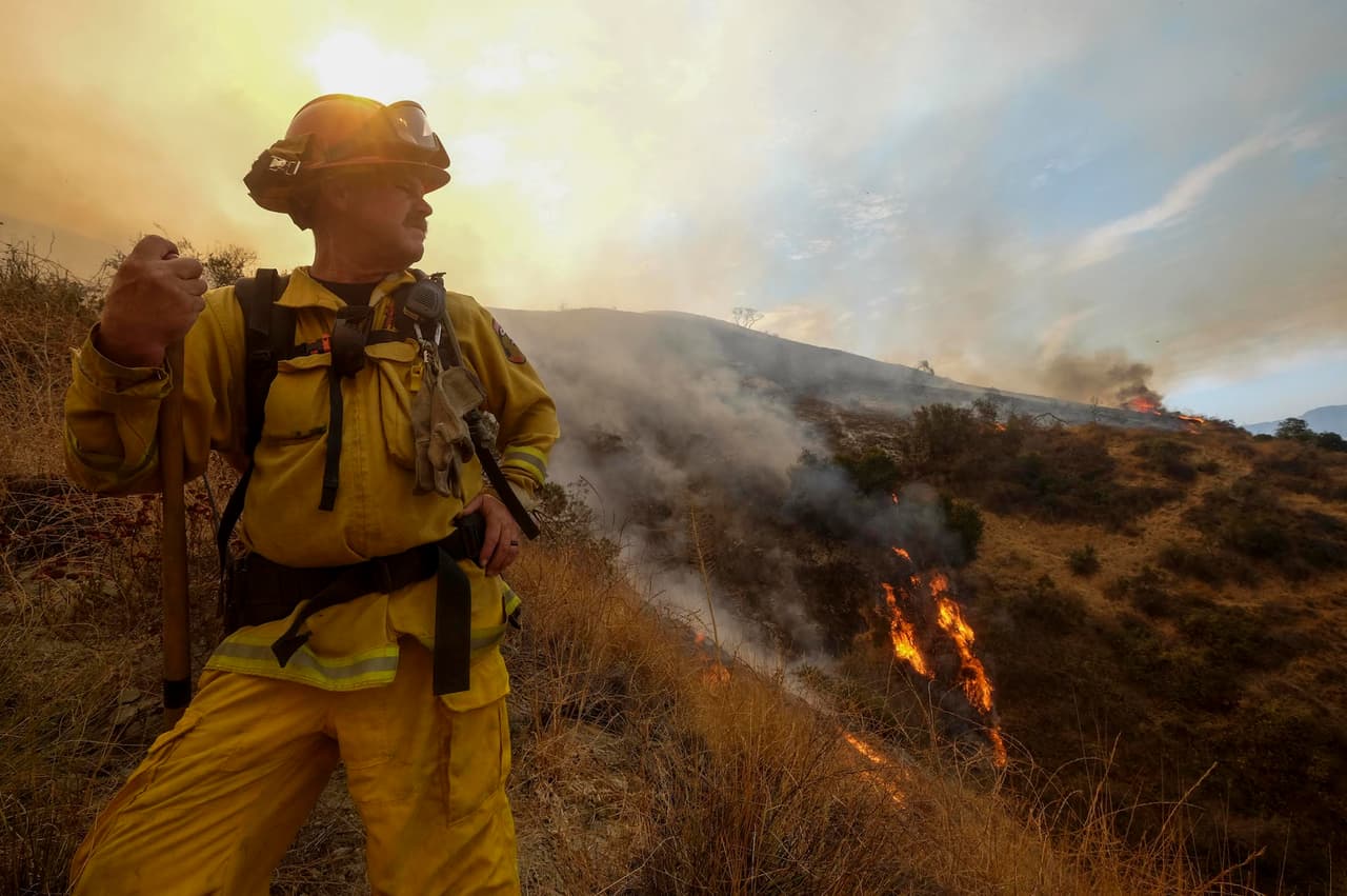 Cientos de bomberos de Los Ángeles trabajan en las labores de extinción del incendio.