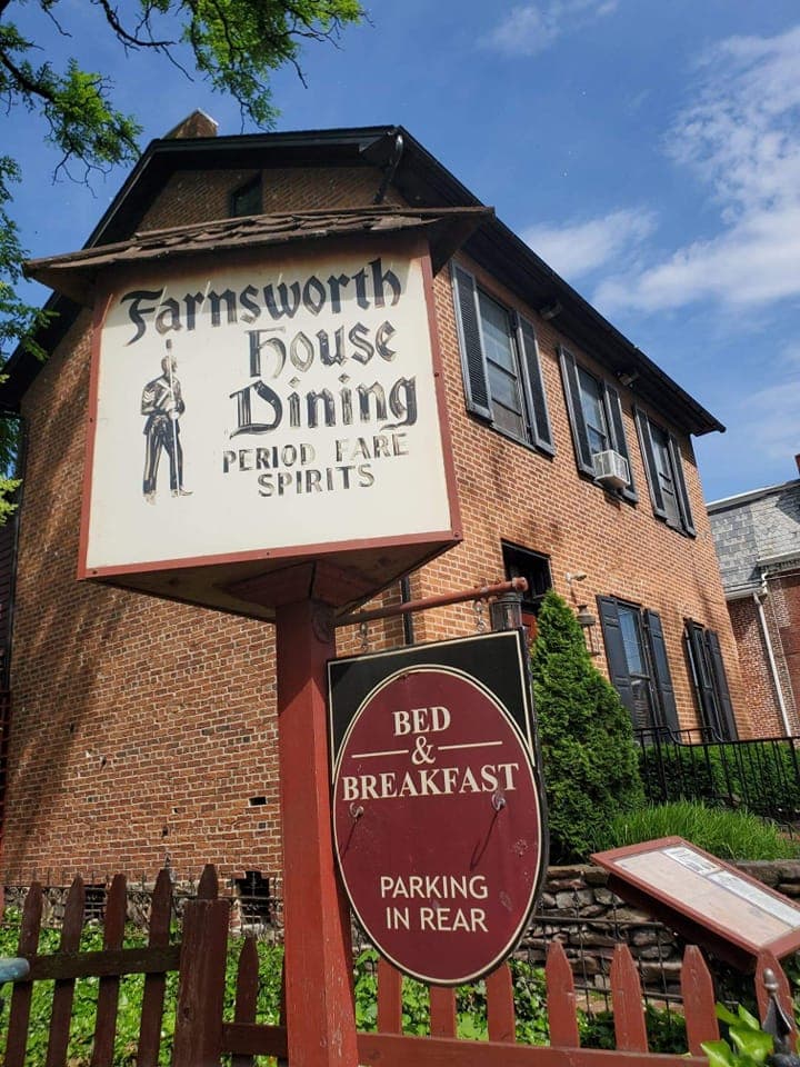 <b><a href="http://www.farnsworthhouseinn.com/">Farnsworth House Inn (Gettysburg)</a></b>. Utilizado como refugio para francotiradores confederados y como hospital improvisado después de la Batalla de Gettysburg, Farnsworth House Inn se promociona como uno de los lugares más embrujados de Estados Unidos. Te puedes hospedar en el histórico bed and breakfast y elegir entre una variedad de experiencias espeluznantes, que incluyen cacerías de fantasmas y caminatas guiadas por cementerios, hospitales y lugares de batalla.
<br>
<br>
<b><a href="https://goo.gl/maps/rPQ7bsHbvSv9SxRBA">Cómo llegar</a></b>