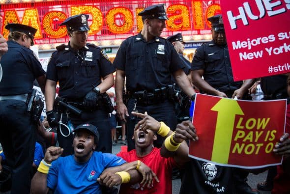 Llevaban pancartas en donde se leía: “McDonald's no escucha”, “En huelga, para mejorar a mi familia” y “Mantente unido por 15 y por derechos sindicales”.