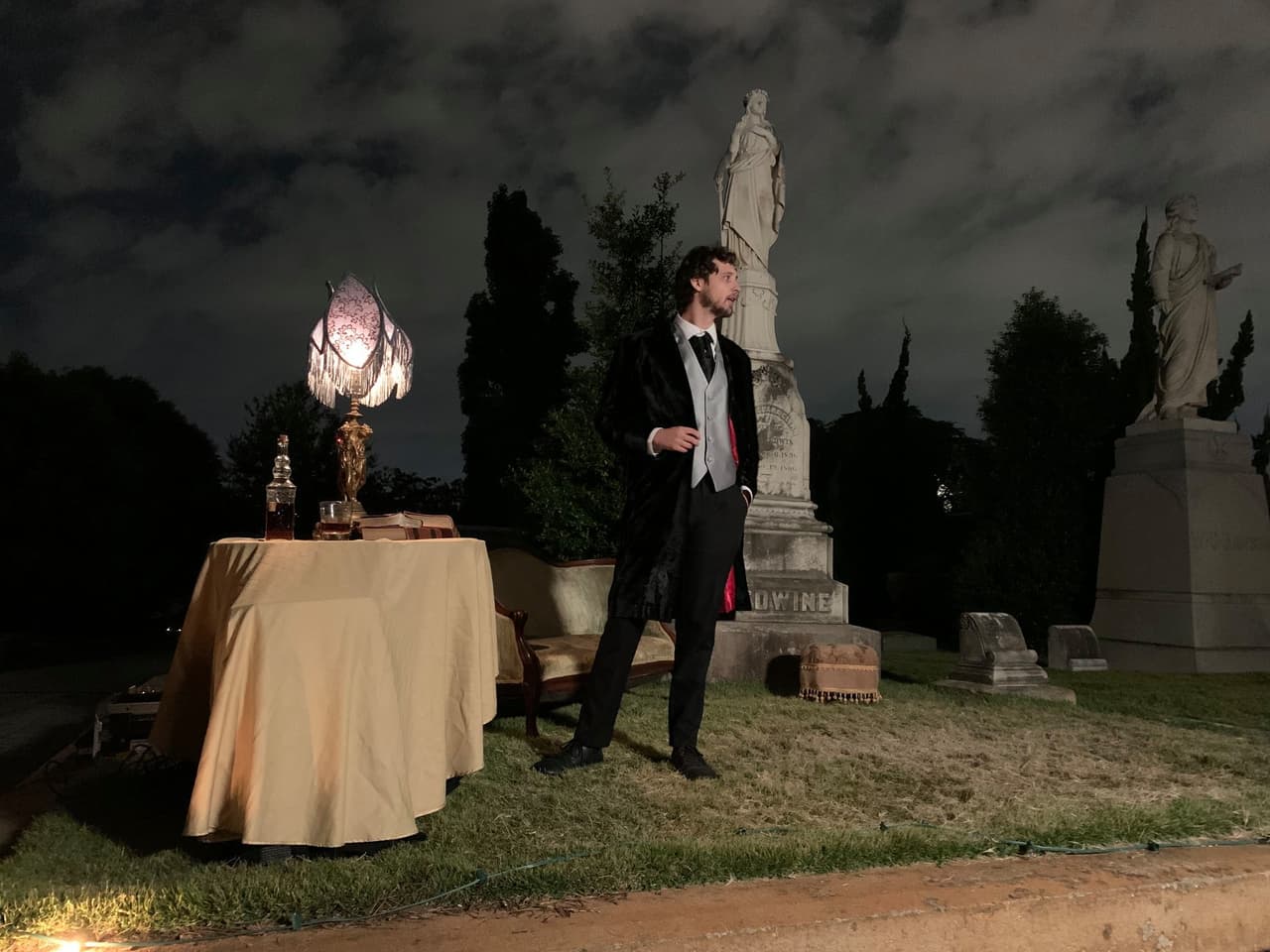 Un guía disfrazado te llevará a través de los iluminados jardines victorianos del cementerio, donde conocerás a algunos de los fascinantes residentes de Oakland y escucharás sus historias. La velada también incluye actuaciones musicales, cerveza artesanal y cócteles, y una tienda de regalos en Oakland. Se anima a los invitados a llegar disfrazados para crear el ambiente.