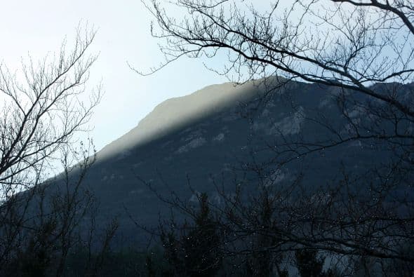 La historia de la montaña y la aldea se remonta al reinado de Luis XV y la Guerra de los Siete Años (1756-1763), cuando los prisioneros del rey fueron llevados hacia el pico para ser abandonados. Su trágico destino se convirtió en leyenda y le dio cierta fama al lugar.