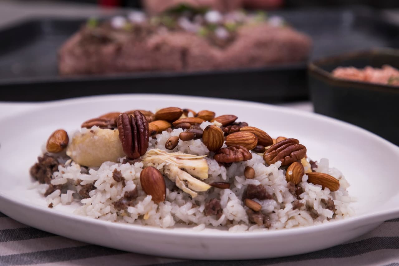 Lula preparó el arroz con pollo, carne molida y frutos secos (almedra, nuez y piñón). Lo acompañaron con pan árabe y aceite de olivo. "Casi toda nuestra comida lleva almendras, nuez o piñones", agregó Momo.