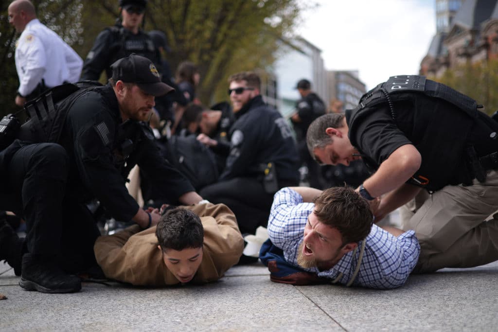 Agentes policiales detienen a manifestantes durante una protesta para apoyar a Gaza frente a la Casa Blanca el 16 de octubre de 2023.