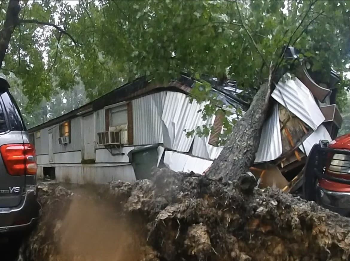 La 
<b><a href="https://www.univision.com/local/north-carolina-wuvc/tormenta-debby-destruye-tornado-arbys-moncks-corner-sur-de-raleigh-fotos" target="_blank">tormenta tropical Debby,</a></b> que entró a Florida como huracán 1 el pasado lunes, tocó tierra nuevamente este jueves 8 de agosto, en Carolina del Sur, impactando también con inundaciones y tornados a varios condados en Carolina del Norte. En Orange se reportó cómo una familia perdió parte de su casa.