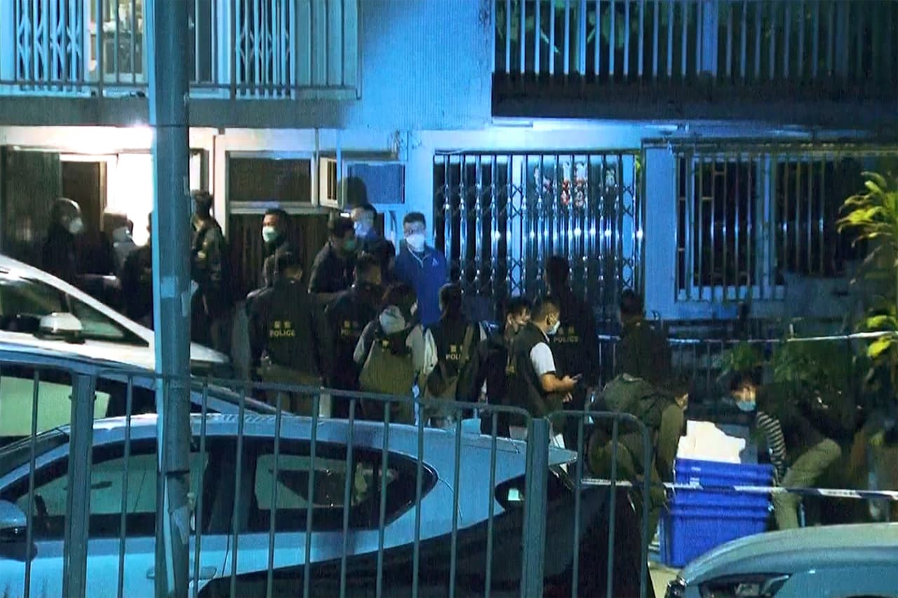 En esta imagen tomada de un video de la cadena TVB Hong Kong, agentes de la policía allanan una vivienda donde encontraron restos humanos relacionados con una modelo desaparecida, en Hong Kong, el domingo 26 de febrero de 2023.