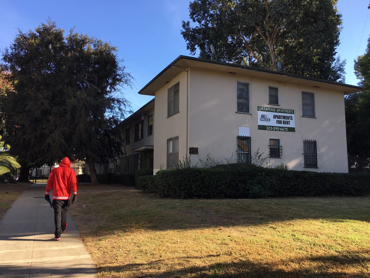Un joven con suéter rojo, color distintivo de la pandilla afroamericana 'Bloods', camina en el complejo de apartamentos 'Chesapeake', en el oeste de Los Ángeles.