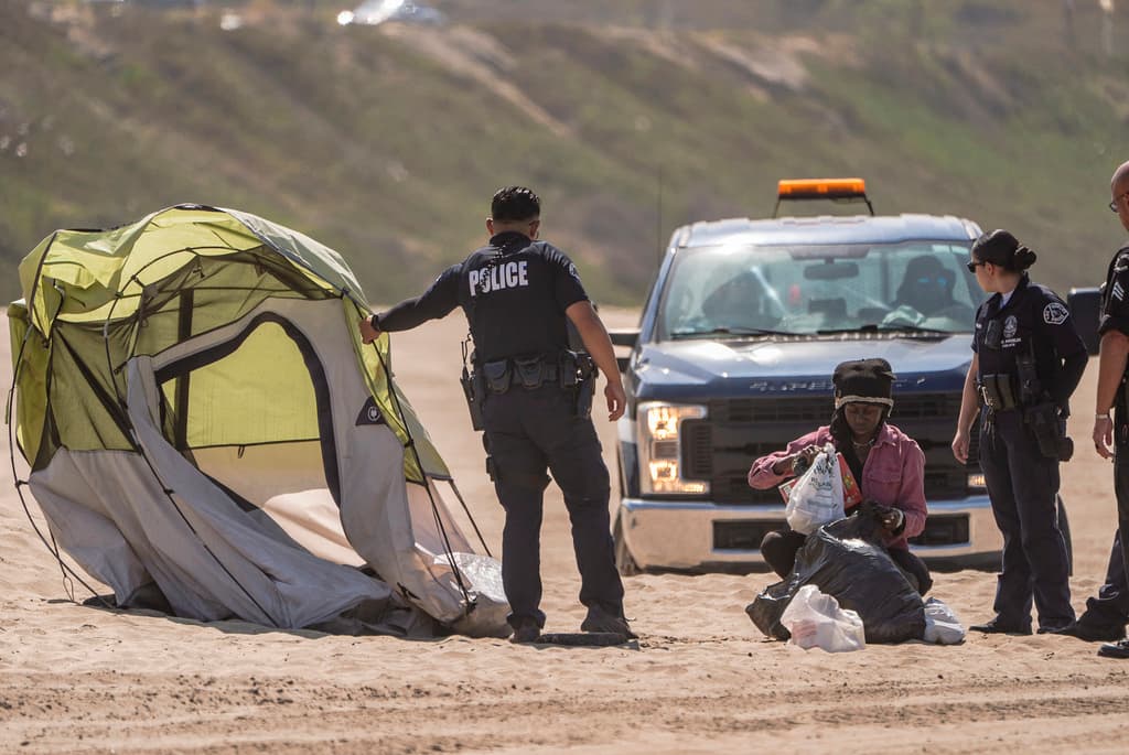 Otras denuncias de los residentes en Playa del Rey incluyeron que algunos indigentes les gritaban que se alejaran de sus tiendas de campaña. De otros, dijeron que utilizaban drogas y dejaban agujas en el balneario, poniendo en riesgo a los vistantes.