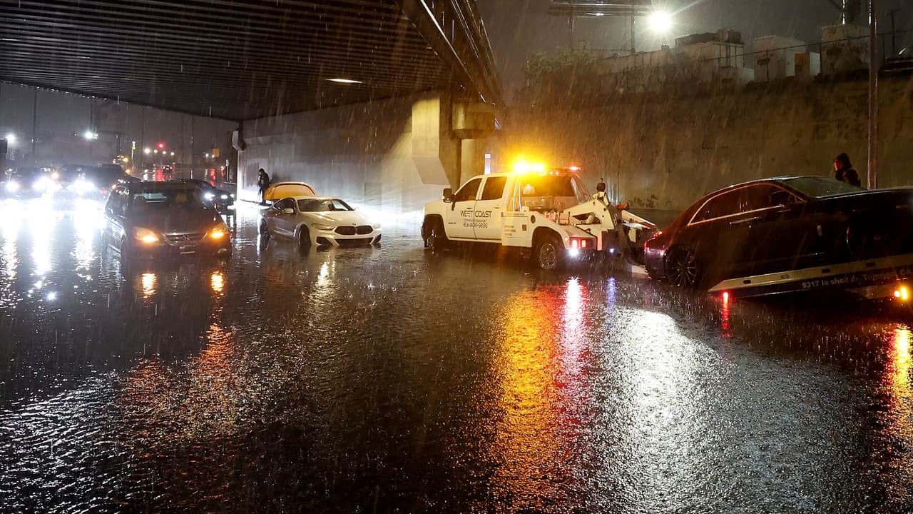 El paso de la tormenta tropical Hilary por el sur de California se ha dejado sentir con estragos, sobre todo en las áreas más propensas a las inundaciones. En North Hollywood, por ejemplo, la noche de este domingo se registraron acumulaciones de agua que provocaron que varios vehículos terminaran atrapados. Entretanto, debido a las condiciones meteorológicas, son muy pocos los peatones que se han visto durante esta parte del día.