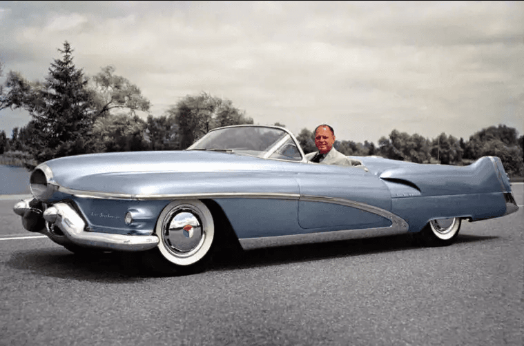 <h3 class="cms-h3-H3"><b>General Motors LeSabre 1951</b></h3>
<br>
<br>Este hermoso prototipo, creado por Harley Earl el jefe absoluto en materia de diseño en General Motors entre 1927 y 1958, es la 
<b>primera adaptación conocida del diseño aeronautico en un automóvil.</b> Uno de los elementos del LeSabre que la industria adoptó rápidamente fue su parabrisas envolvente, una de las firmas de los diseños de la segunda mitad de los años 50. El LeSabre también mostró por primera vez las voluptuosas líneas que informaron la mayoría de los diseños de GM de mediados de los 50, 
<br>
<br>El Buick LeSabre de 1951 es considerado como uno de los prototipos más importantes e influyentes de la historia del automovil.