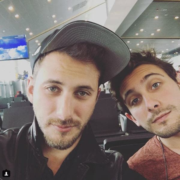 Actualmente Sebastián tiene 31 años, mientras que Emiliano tiene 24. Físicamente son muy parecidos.