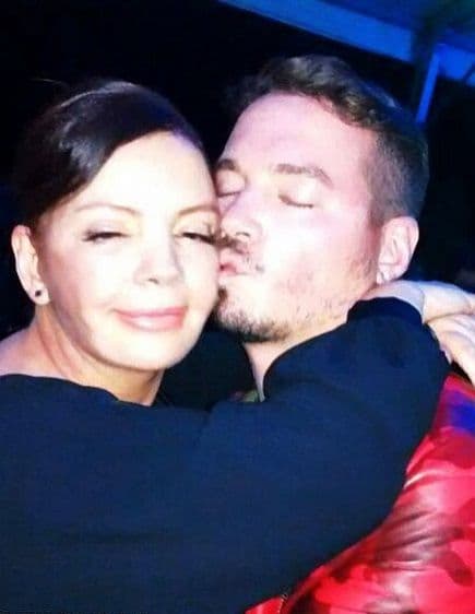 Otro besucón es J Balvin, quien no para de expresarle a su mami todo su amor de esta manera.