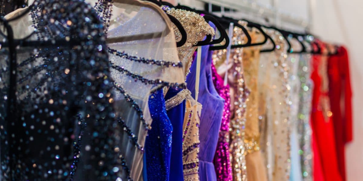 Puedes donar el vestido de fiesta que tienes guardado y hacer feliz a una chica en su graduación