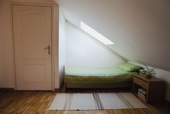 Organizar y decorar dormitorios pequeños puede ser un reto, pero con una paleta de colores acorde, buena iluminación y soluciones inteligentes de almacenamiento, puedes hacer frente a este desafío, con estilo.