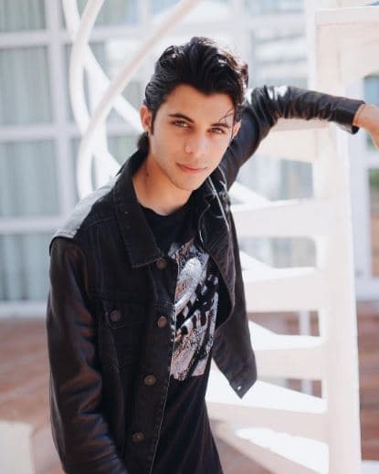 A Erick le encanta jugar fútbol y mientras estuvo en su colegio en Tampa le gustaba participar de las actividades musicales. 
<a href="http://www.univision.com/shows/la-banda/donde-estan-las-princesas-de-erick-brian-de-cnco-fotos" target="_blank">Más de Erick aquí.</a>