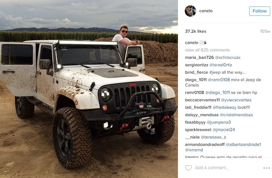 Otro divertidísimo juguete en el garaje de 'Canelo' es este 
<b><a href="https://www.univision.com/noticias/a-bordo/jeep-wrangler-2016-prueba-a-bordo-full-video">Jeep Wrangler</a></b>. Queda en evidencia en esta foto que el clásico vehículo off-road fue modificado para superar obstáculos significativos. El precio base del Jeep Wrangler es 23,895 dólares y ofrece 285 caballos de potencia.