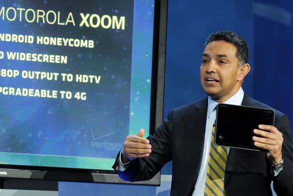 4. SANJAY K. JHA, MOTOROLA MOBILITY- A pesar de tener solo 50% de aceptación entre los empleados de Motorola Mobility, el salario de este CEO no tuvo una merma, por el contrario aumentó en 262% para llegar a $47.2 millones sólo en 2011.