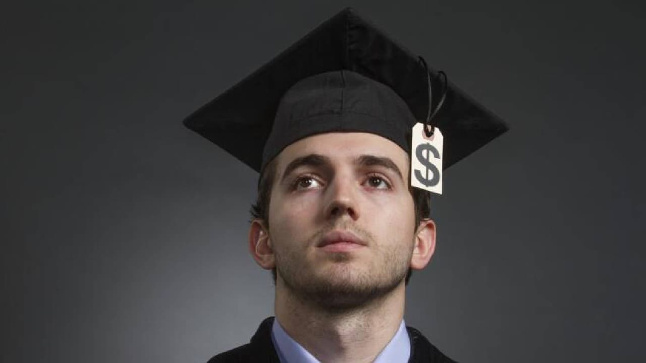 Saving on a Valuable Education (
<b>SAVE</b>, por sus siglas en inglés), fue impulsado por el presidente Joe Biden después de que la Suprema Corte rechazara su primer plan de condonación de 
<a href="https://www.univision.com/local/arizona-ktvw/prestamos-estudiantiles-a-partir-de-cuando-se-reinician-pagos">préstamos estudiantiles</a>.