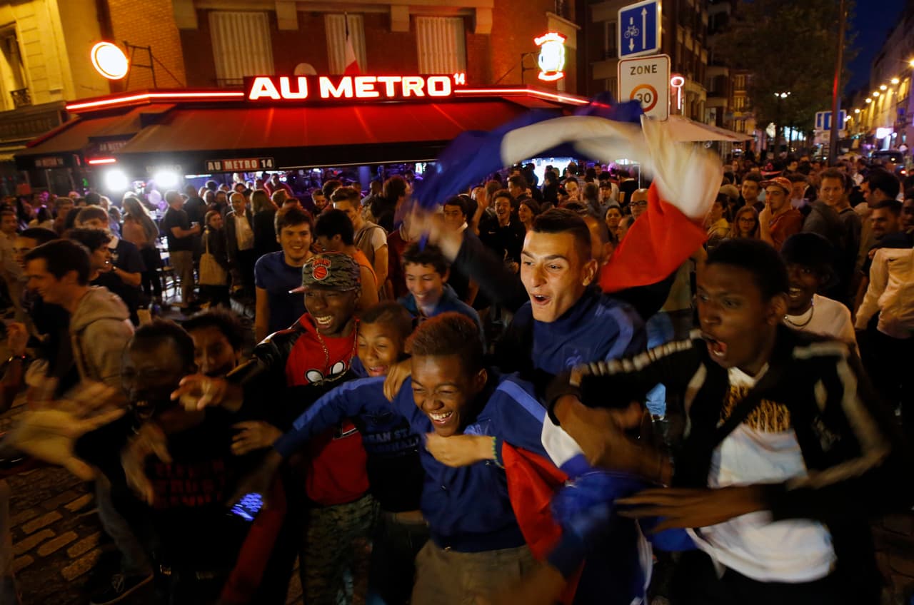 Un artista apagó las TVs durante la Eurocopa y demostró lo importante que es el fútbol en los bares europeos