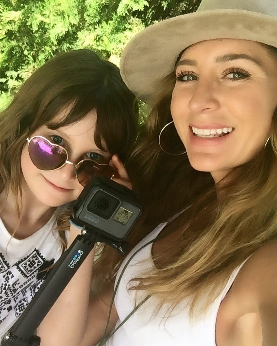 Justo un día antes del terremoto, Geraldine grabó un video para su canal, en el que su hija Elisa manejó la cámara en algunas tomas.