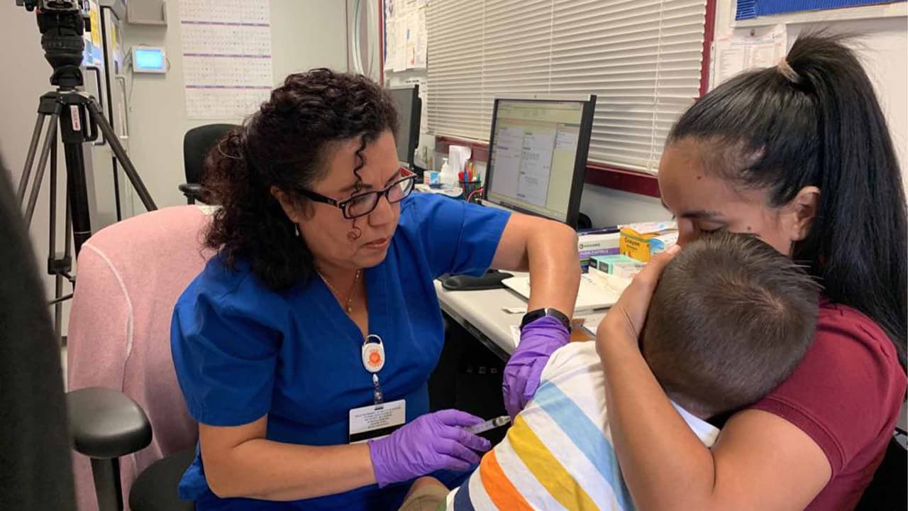 <b>¿Cuándo debo vacunarme? </b>Durante la temporada de influenza 2019-2020, los CDC brindan directrices adicionales sobre el momento oportuno para vacunarse contra la influenza tanto para niños como para adultos.
<br>