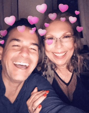 Tener la dicha de disfrutar a su madre y gozar junto con ella de momentos como este. Eso llena de felicidad a nuestro conductor.