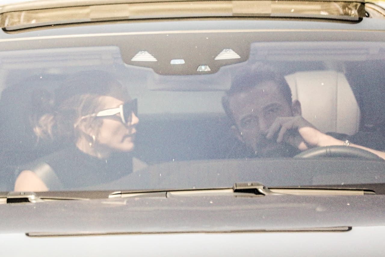 El informante señaló que el actor y la cantante están "considerando fugarse", en lugar de 
<b><a href="https://www.univision.com/famosos/ben-affleck-anillo-de-compromiso-jennifer-lopez-tiffanys" target="_blank">tener una "gran boda lujosa". </a></b>
<br>