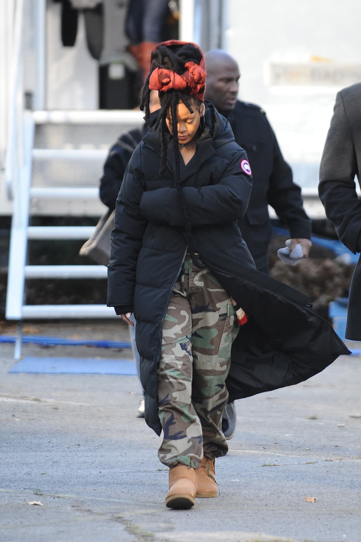 Más adelante, agradeció al señor y siguió su camino para irse a trabajar.