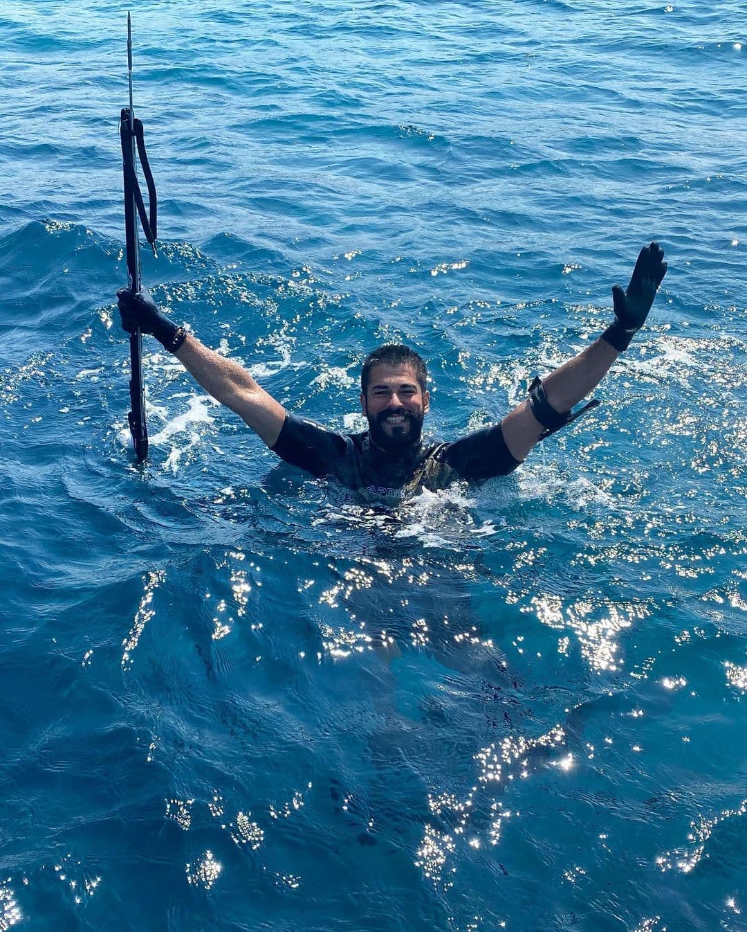 En las imágenes se le ve usando una caña de pescar, así como un arpón.
<br>