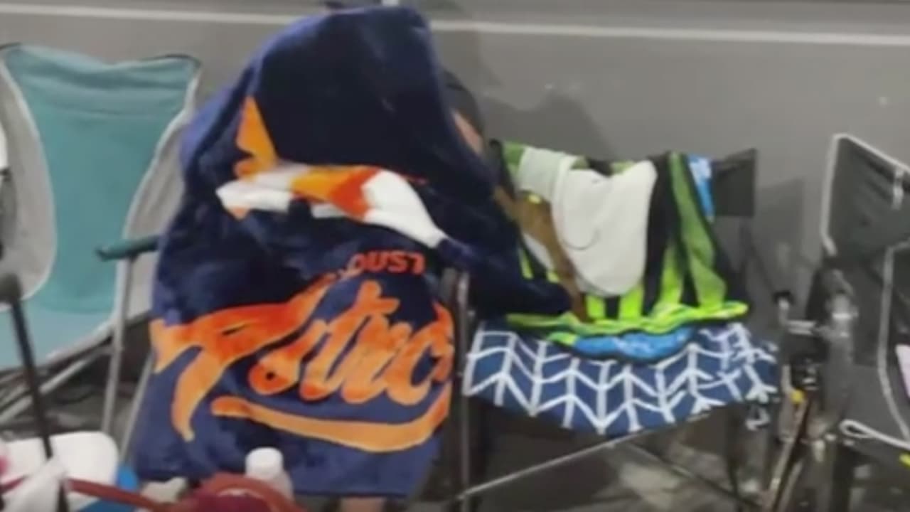 Academy Sports está ubicado en el 4627 East Sam Houston Pkwy S. Pasadena, Texas, las personas que esté el fila, recibirán un boleto de entrada.