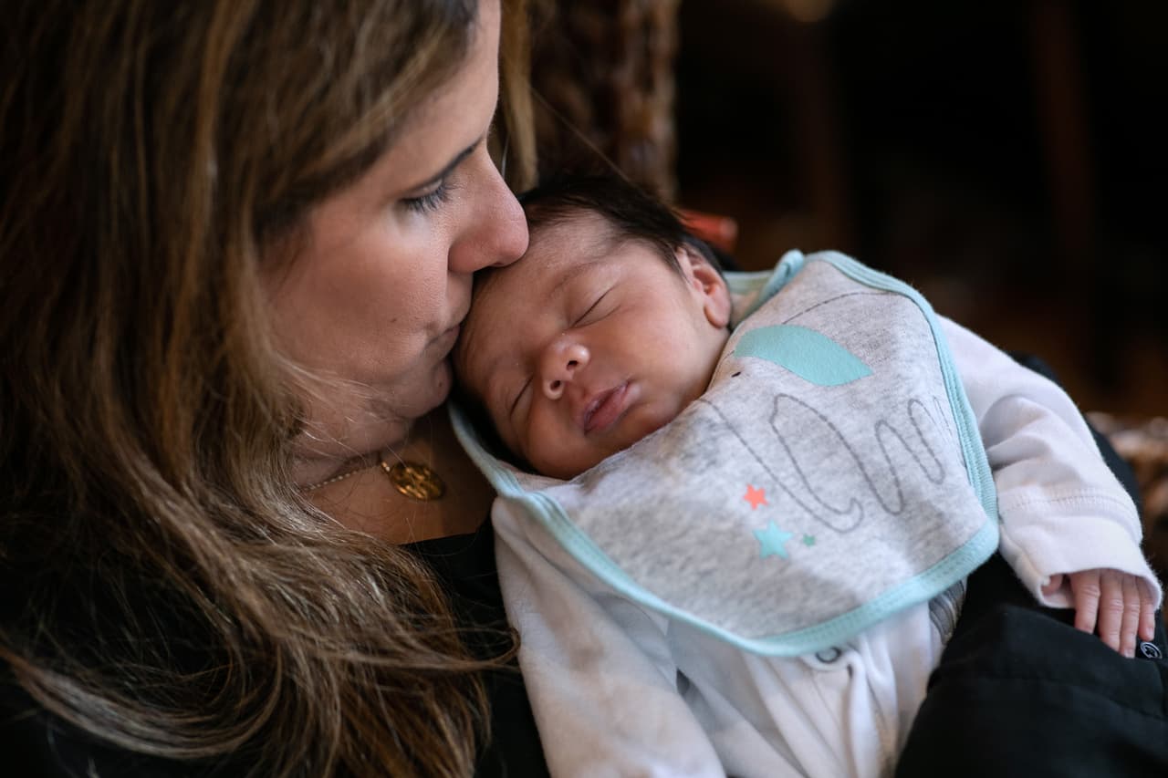 Lira es maestra bilingüe en la escuela Primaria Hart Magnet de Stamford. Además de aceptar la custodia temporal de la niña ha seguido enseñando a distancia a sus alumnos.