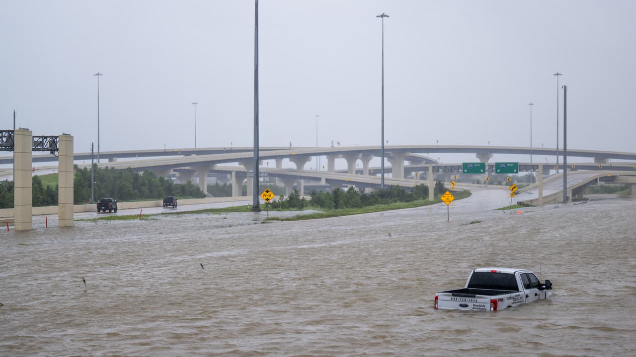 Beryl, que avanza hacia el norte de Estados Unidos como tormenta tropical, pasó esta madrugada como huracán categoría 1 por el área de Houston.