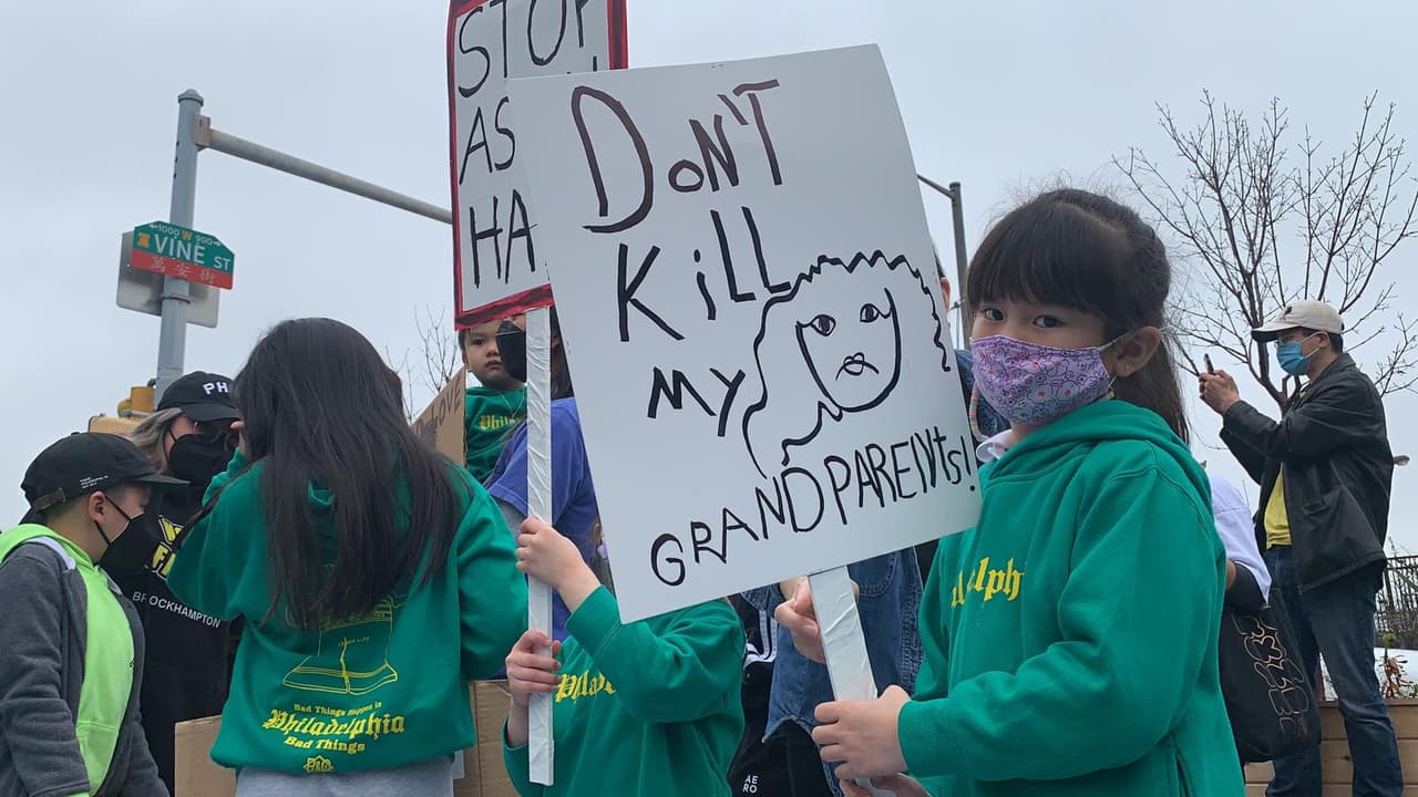 En la sección de 
<a href="https://www.univision.com/local/philadelphia-wuvp/la-policia-de-filadelfia-investiga-dos-casos-de-vandalismo-racista-en-la-ciudad">Chinatown de la ciudad</a>, la policía ha abierto una investigación sobre lo que las autoridades describieron como vandalismo racista y odioso después de que se encontraron grafitis en una maceta de flores en las calles 10 y Vine.