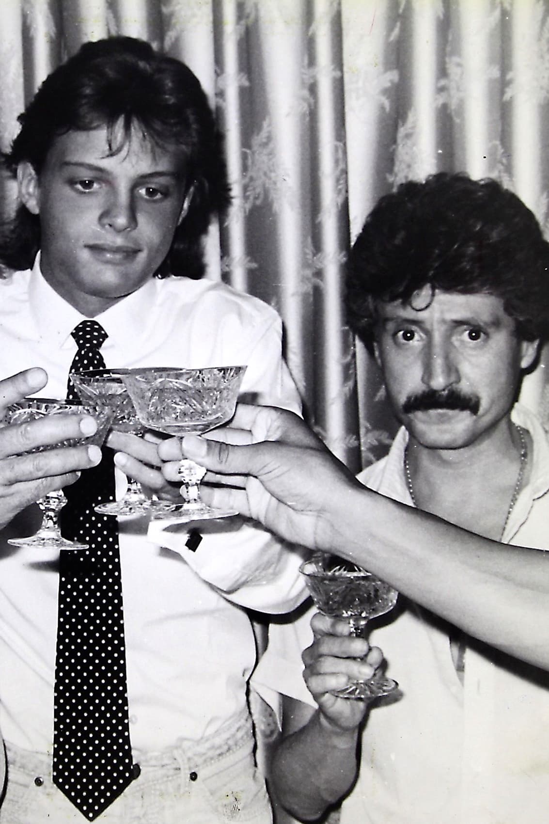 "Me has robado, explotado, engañado. Sal de mi vida", le dijo El Sol en el programa, tras enterarse del impago de impuestos, razón por la que casi cae en la cárcel. Cuando el cantante cumplió la mayoría de edad el distanciamiento se dio automáticamente.