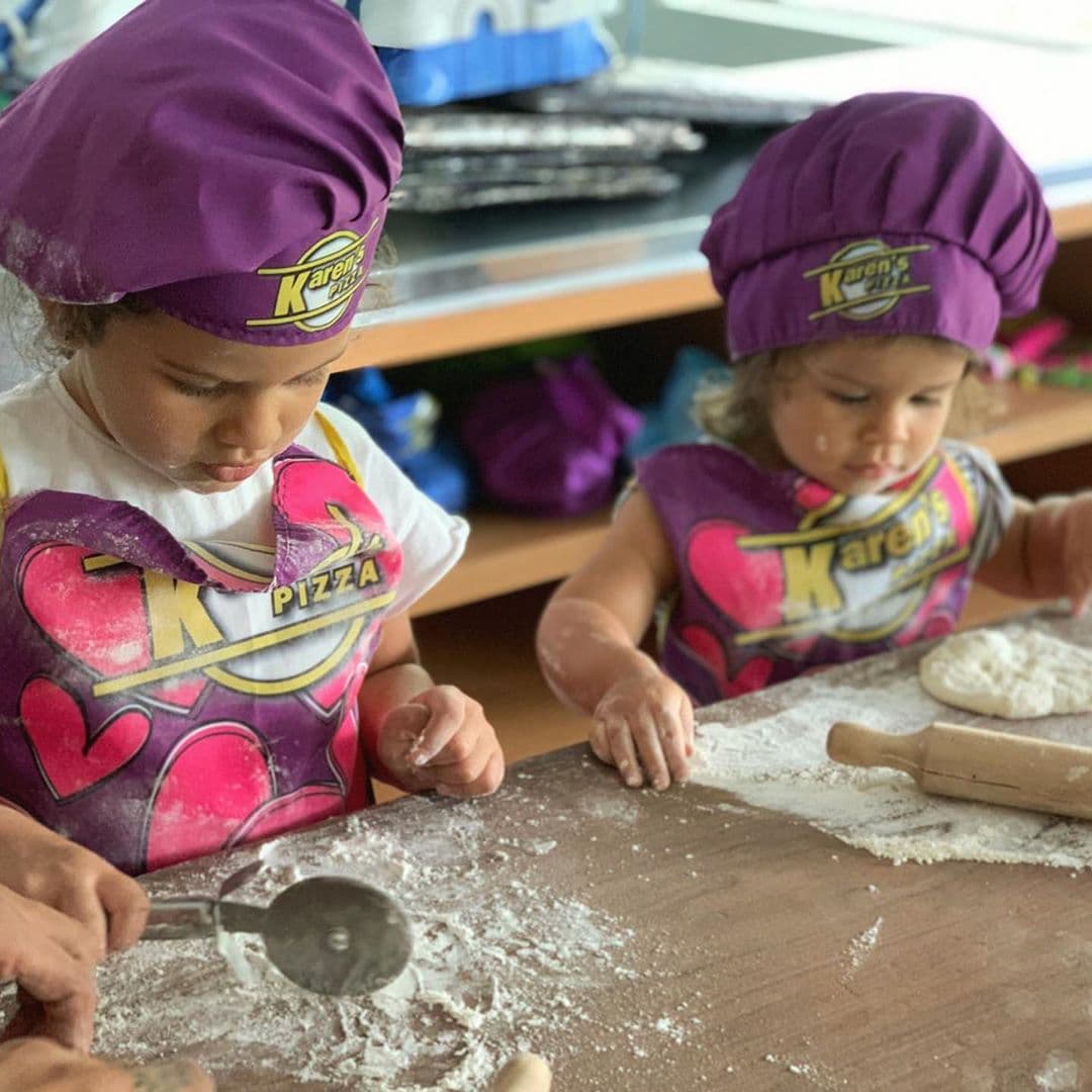 Las pequeñas están siguiendo los pasos de su padre y de poco a poco están desarrollando habilidades en la cocina.
