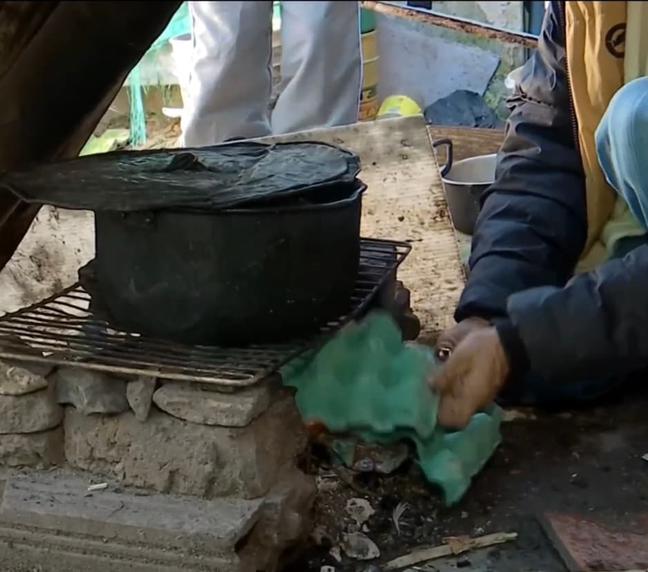 Lejos de dejarse vencer, Alfredo hace todo lo que está a su alcance para llevar comida y prepararla en un pequeño fogón de leña, a pesar de que el humo que emite les haga mucho daño a sus lastimados pulmones. 
<br>
