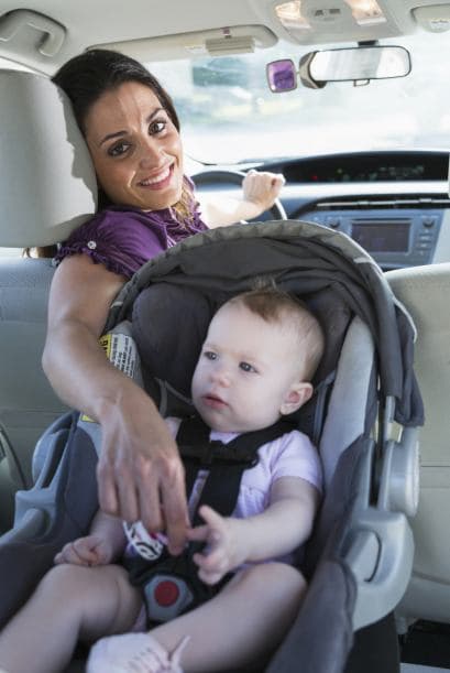 En coche. Antes de partir, asegúrate que la sillita de tu pequeño esté bien instalada y que los cintos de seguridad estén firmes.