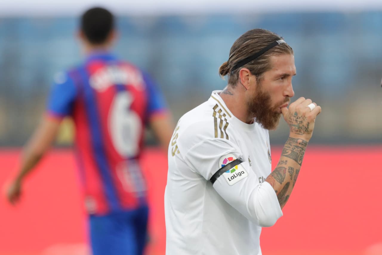 Tras un encontronazo, Sergio Ramos se chupa el dedo como si fuera un niño.