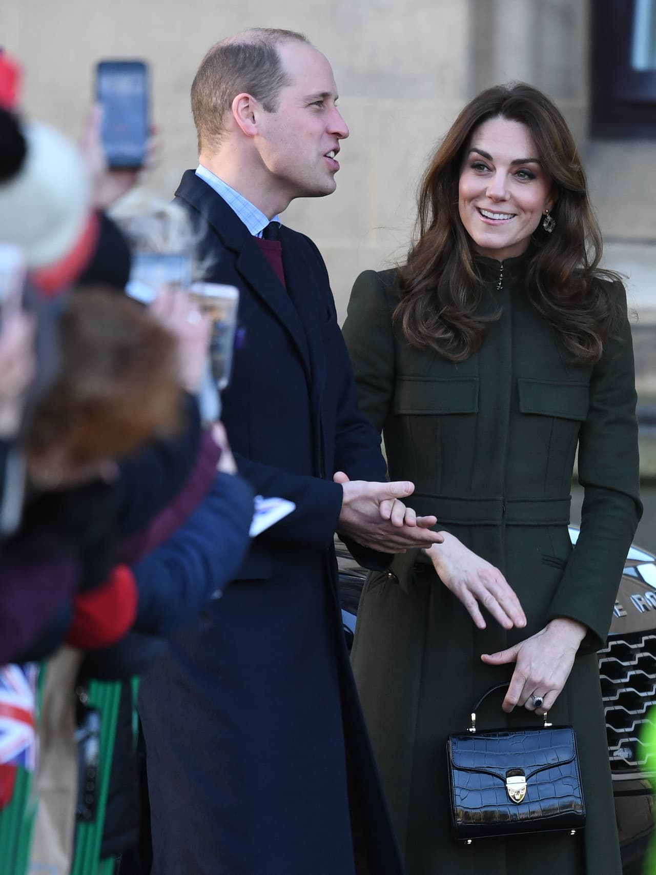 La primera parada del día para el príncipe William y Kate Middleton fue el ayuntamiento en Centenary Square, informó 
<b><a href="https://www.hellomagazine.com/royalty/gallery/2020011583166/kate-middleton-prince-william-bradford-visit/1/">Hello!</a></b>
<br>