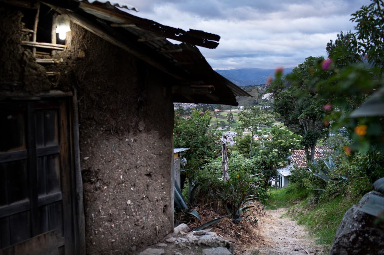 En el imaginario de muchos jóvenes de las provincias del sur de Ecuador, Azuay y Cañar, migrar a Estados Unidos es la única manera de progresar y construir una mejor vivienda para su familia. En las regiones de origen de los migrantes, las casas de adobe son una señal de que nadie de esa casa ha emigrado.