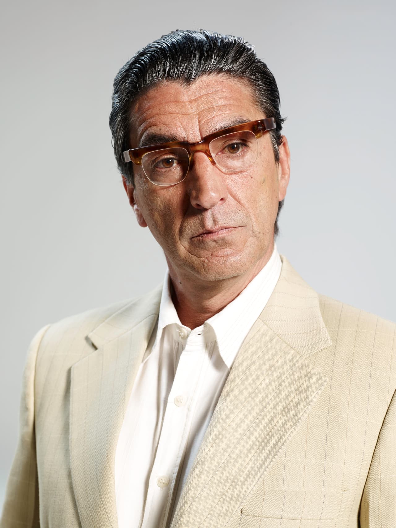 Luis, a diferencia de Ana Julia, su esposa, es un hombre dulce por naturaleza.