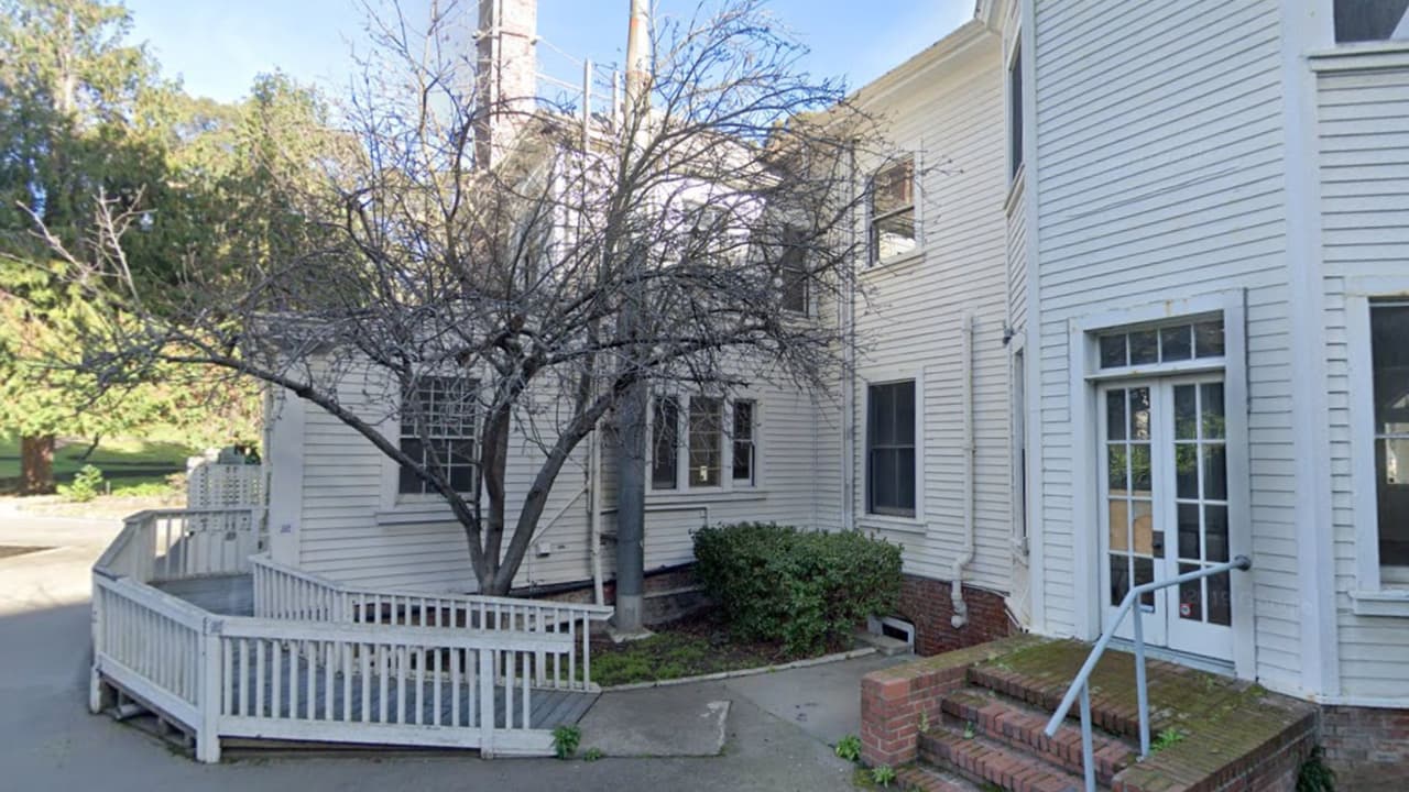 La residencia, con sus casi 6000 pies cuadrados, incluía numerosos dormitorios, baños y un estudio.Varios oficiales de alto rango de la Armada residen en Quarters 1 a lo largo de los años, pero uno de los más destacados fue el almirante de flota Chester W. Nimitz.