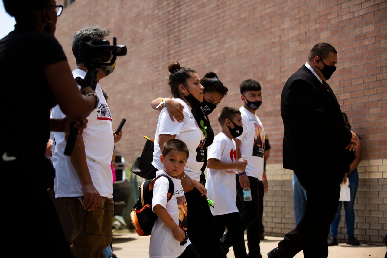 Desde el mediodía del viernes 14 de agosto, decenas de personas comenzaron a llegar a la escuela César Chávez en Houston, para asistir al funeral de la soldado hispana Vanessa Guillén. Muchos asistentes llevaban camisetas con el logo 'Somos el ejército de Vanessa Guillén' que también tenía la cara de la soldado asesinada.