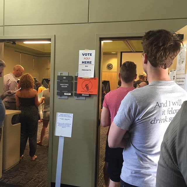 Usuarios de redes sociales captaron las largas filas para votar que se hicieron visibles desde muy temprano en este Supermartes.